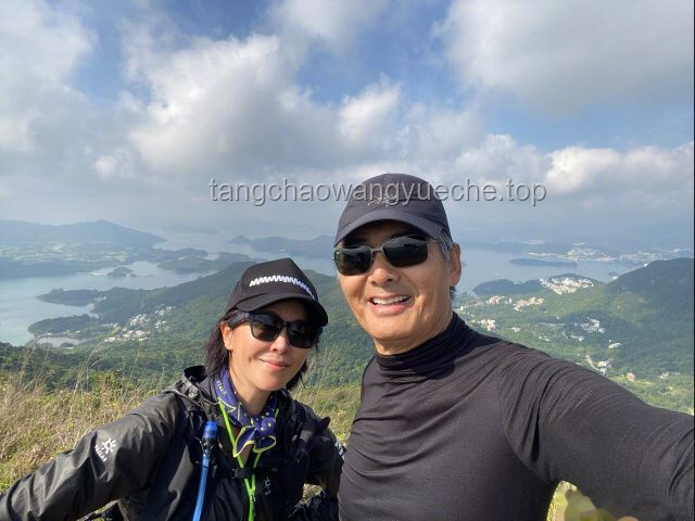 **70岁周润发爬山偶遇记：岁月留下的不仅是沧桑，更是坚持**